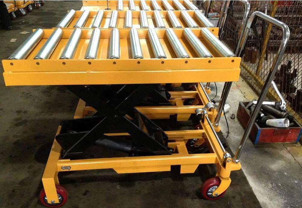 3 Manual mobile scissor lift with roller