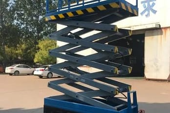 Tracked scissor lift 